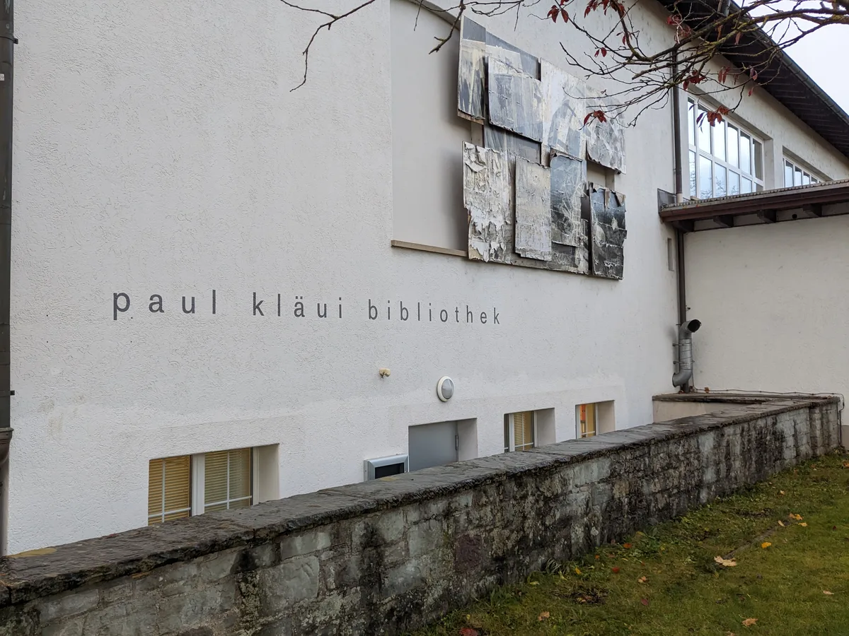 Turnhalle mit Kunst und der Aufschrift Paul Kläui Bibliothek